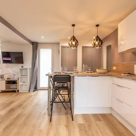 Maison Equipee Terrasse & Garage Apartment *